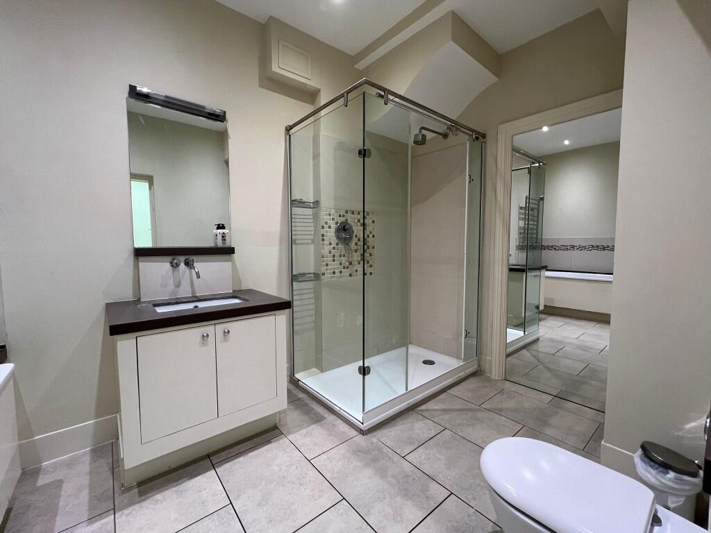 1st Ensuite Bathroom