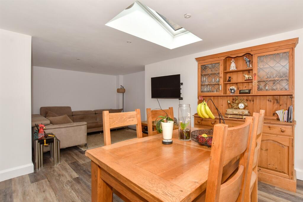 Kitchen/ Dining Room