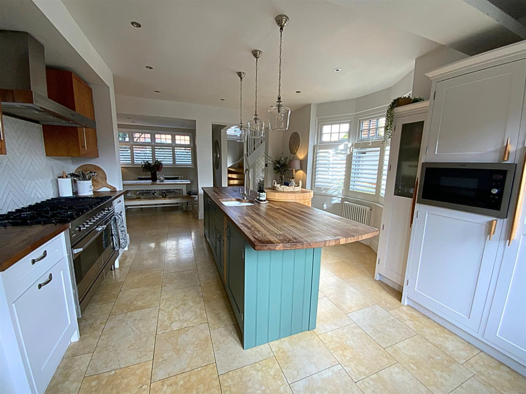 KITCHEN/BREAKFAST ROOM