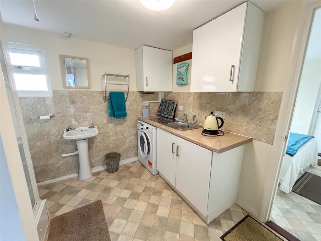 UTLITY/SHOWER ROOM
