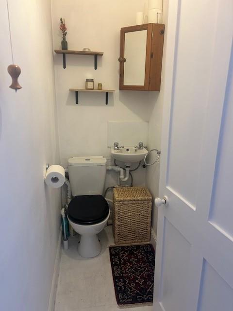 CLOAKROOM/W.C.