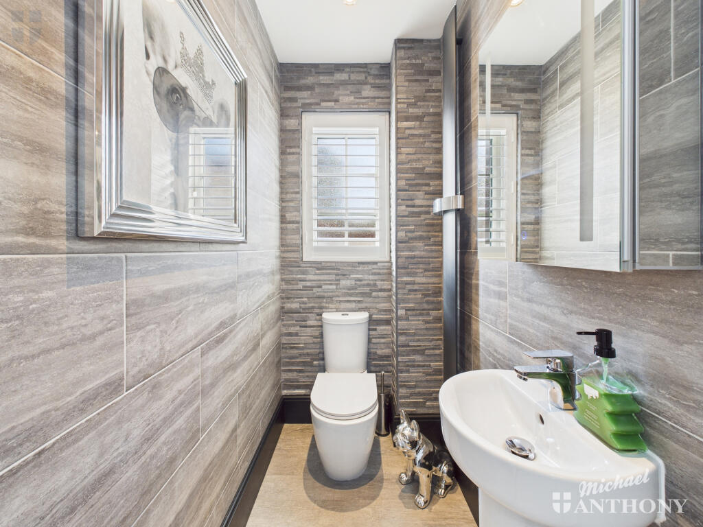 CAM03852G0-PR0410-STILL007