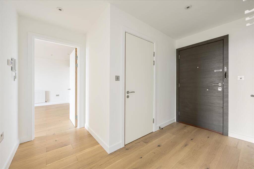 Station Approach, E17