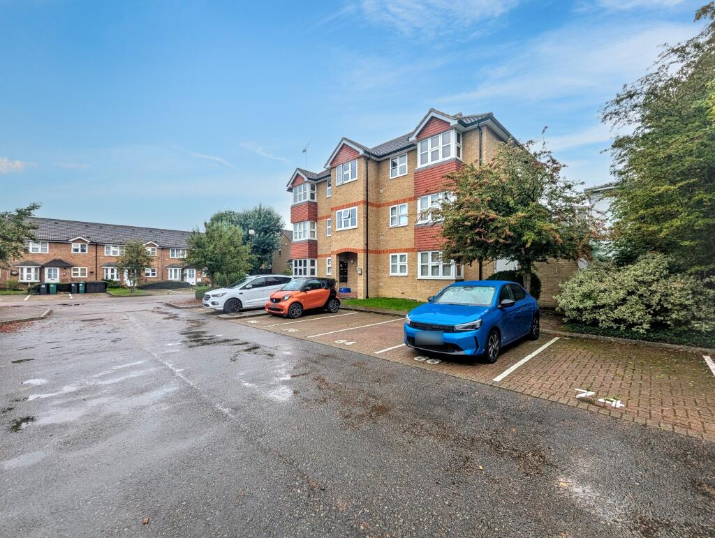 84 Staffords Place, Horley, Surrey RH6 9GY