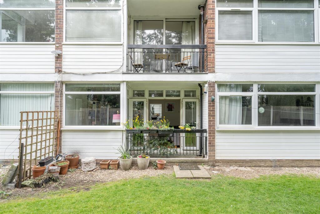 River Close E11