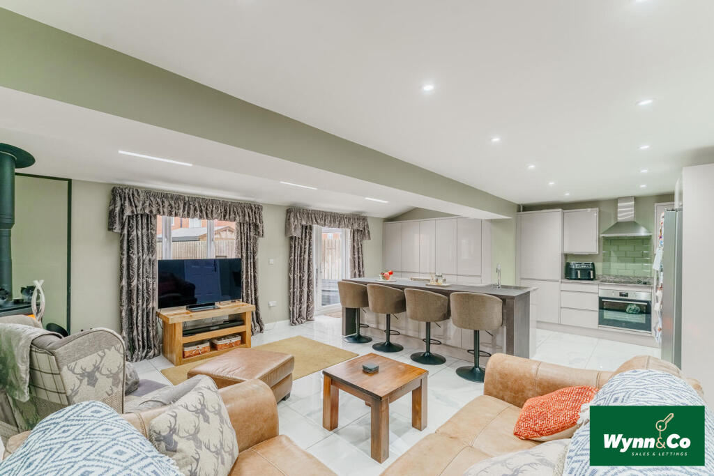 Family Kitchen / Breakfast Room 