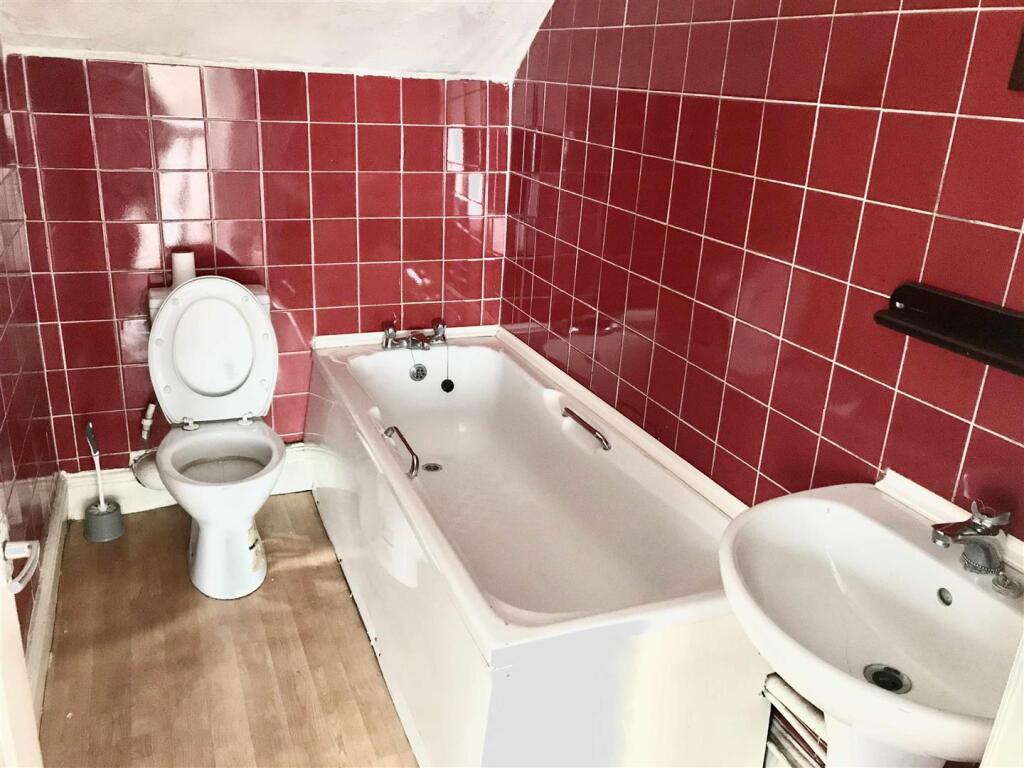 Studio 3 bathroom