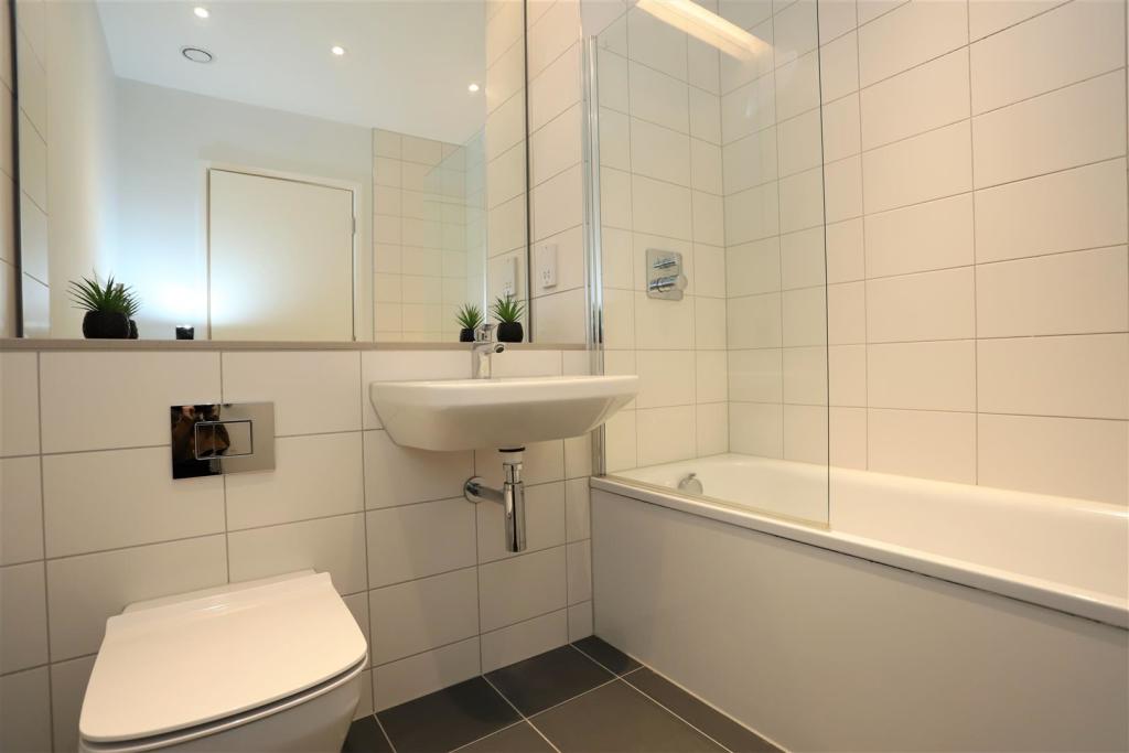 bathroom 2.jpg