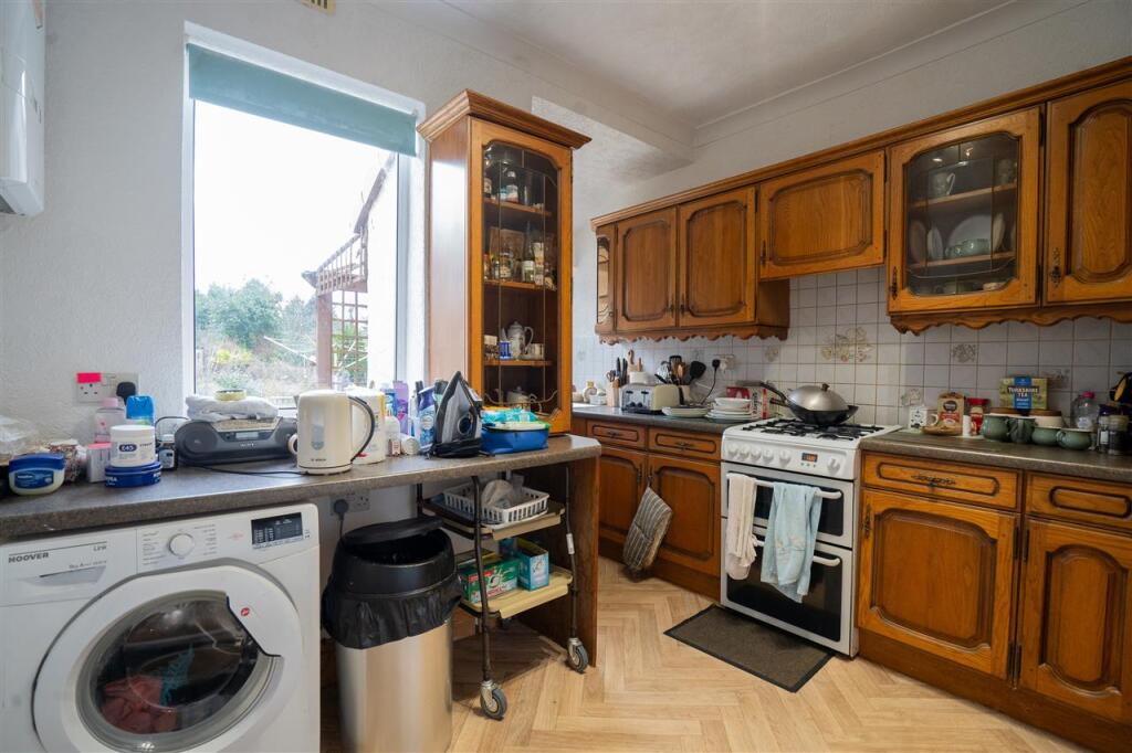 'L' Shaped Kitchen