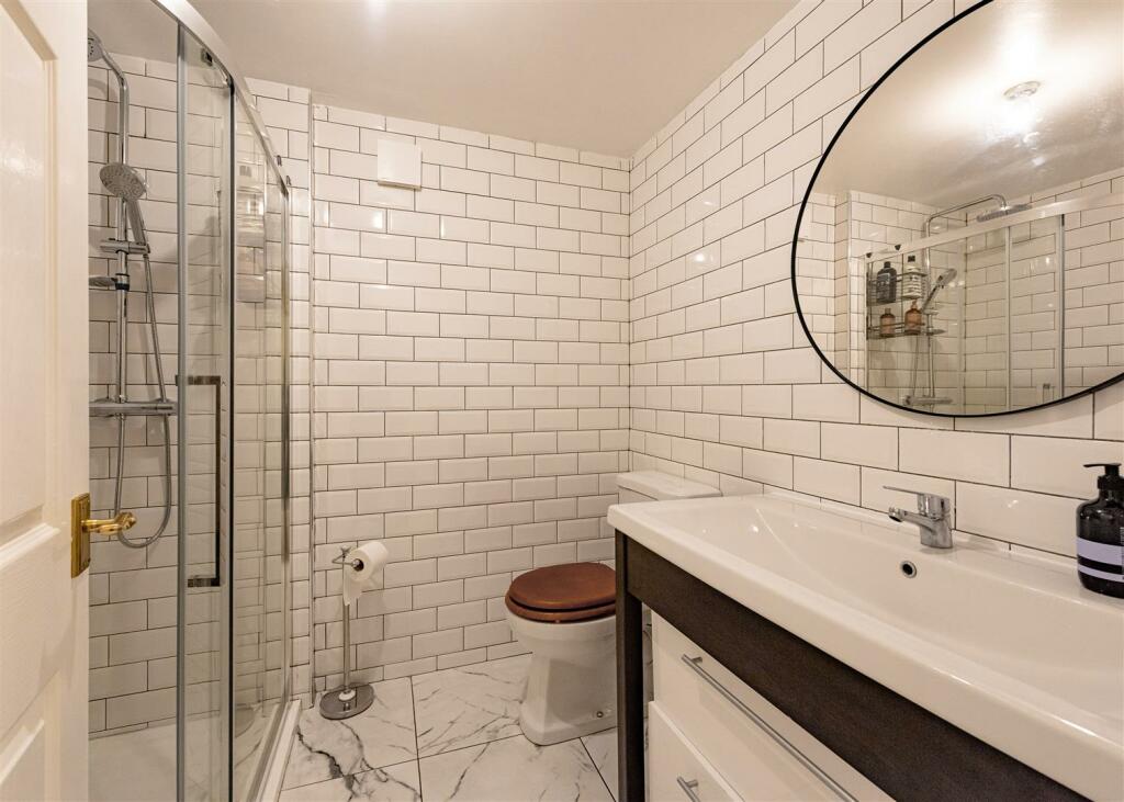 The Squirrels, 27 Stourbridge Road-Shower Room1.jp