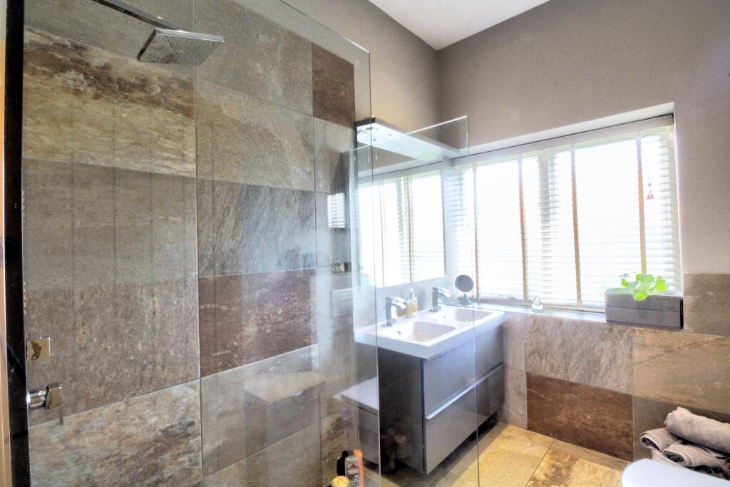 11Ground Floor Bedroom Ensuite