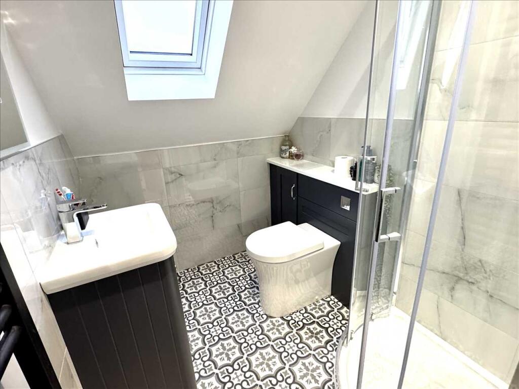 EN-SUITE SHOWER ROOM