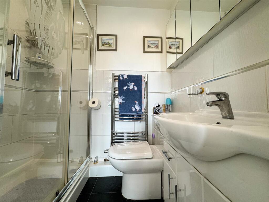 EN SUITE SHOWER ROOM