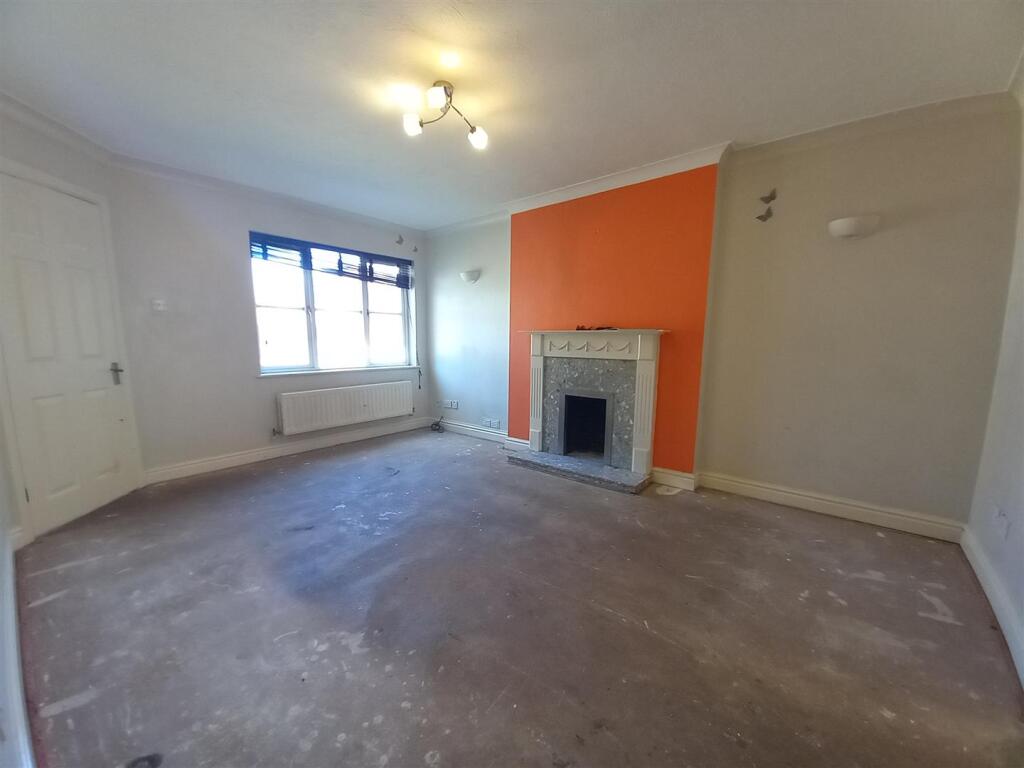 12 Drake Close L. Room.jpg