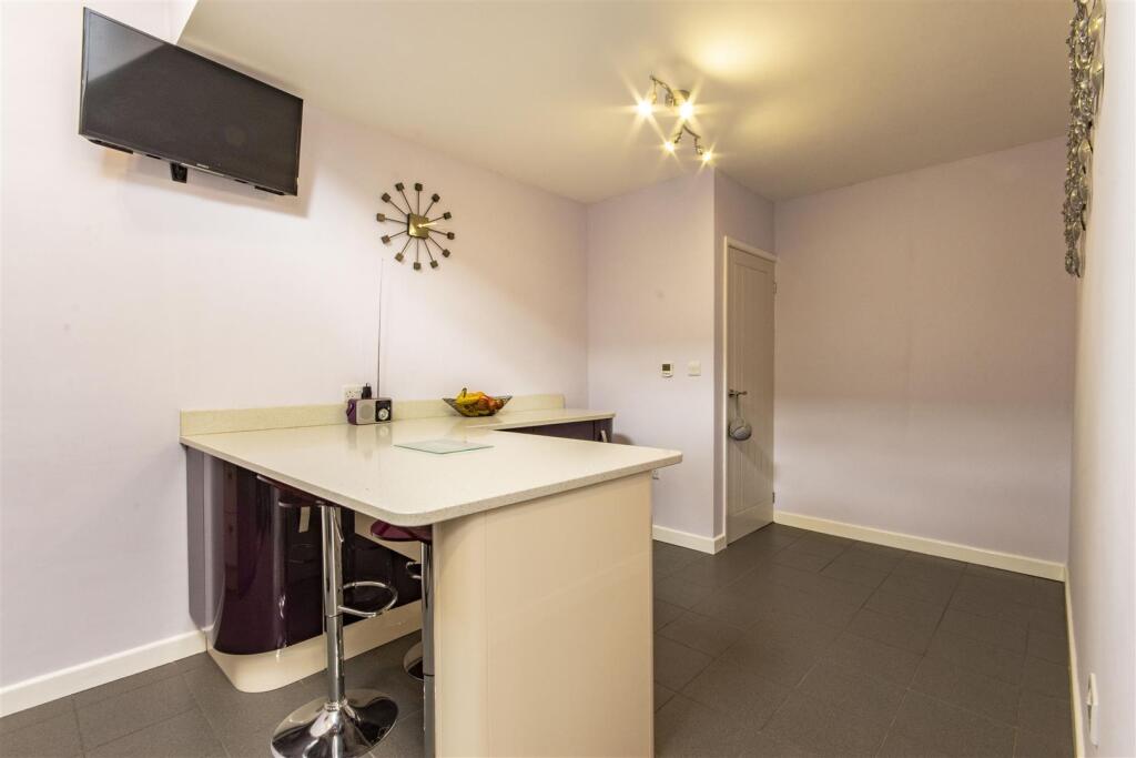 'L' Shaped Breakfast Kitchen