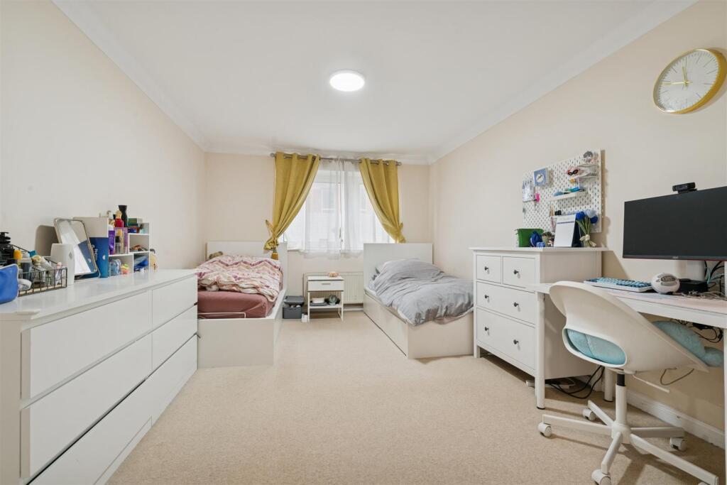 23 Viscount point, 199 The broadway, sw19 bedroom 