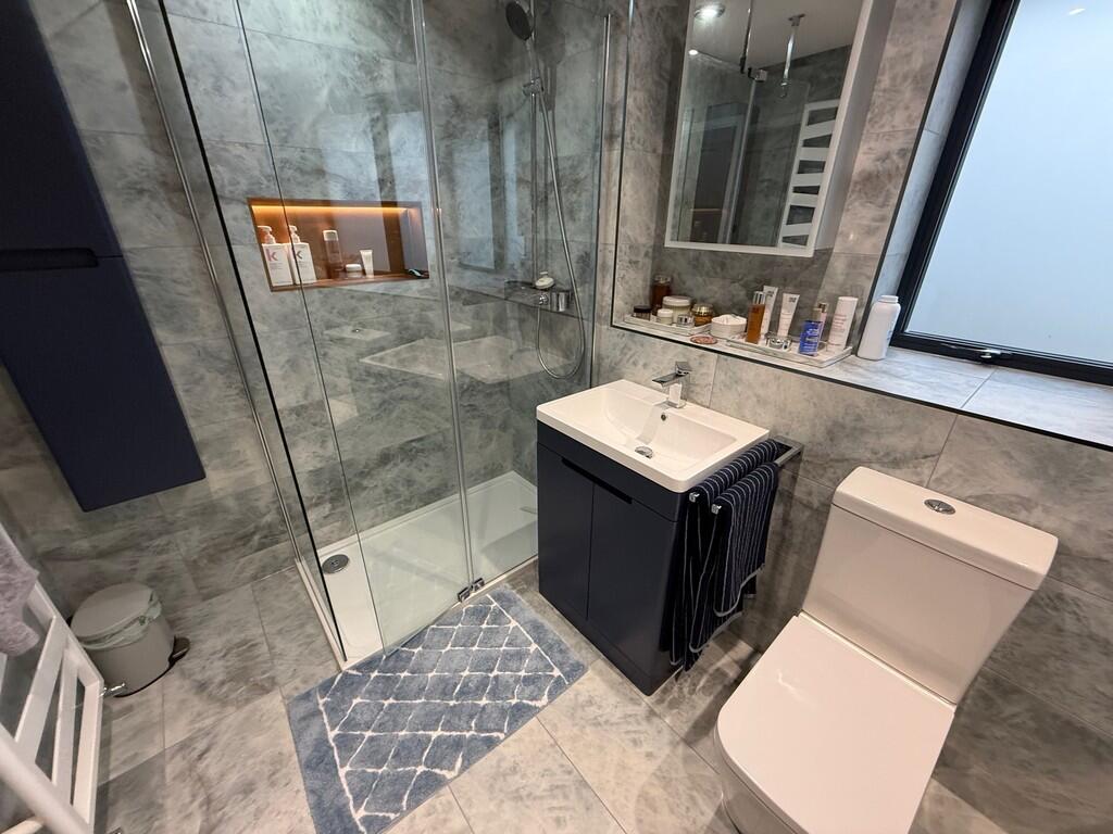 Family Bathroom 1
