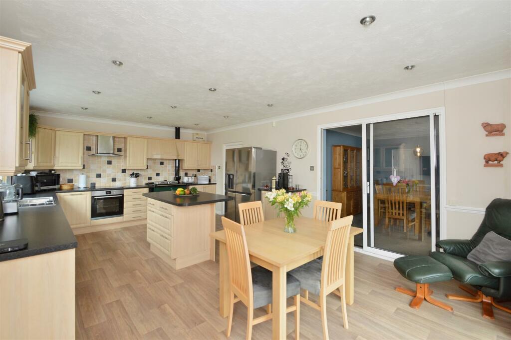 Kitchen / Breakfast Room