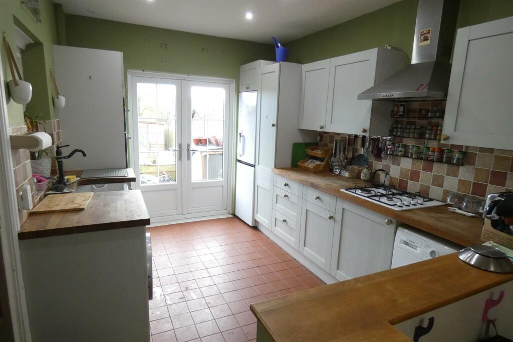 FITTED KITCHEN