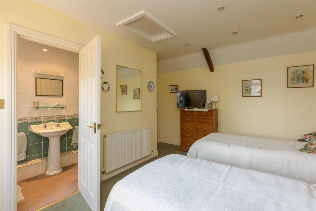 Rockery Cottage Bedroom 5-2.jpg