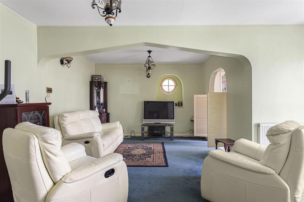 Lounge 2 Ashford Crescent.JPG