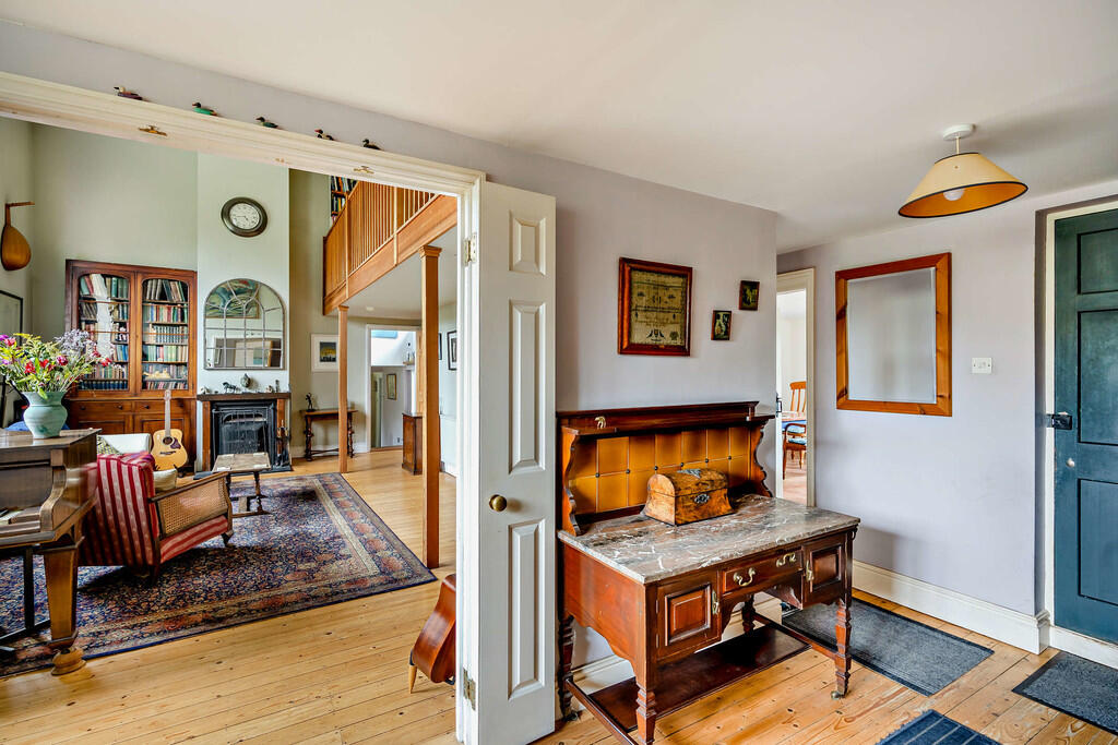 8642411-interior1...