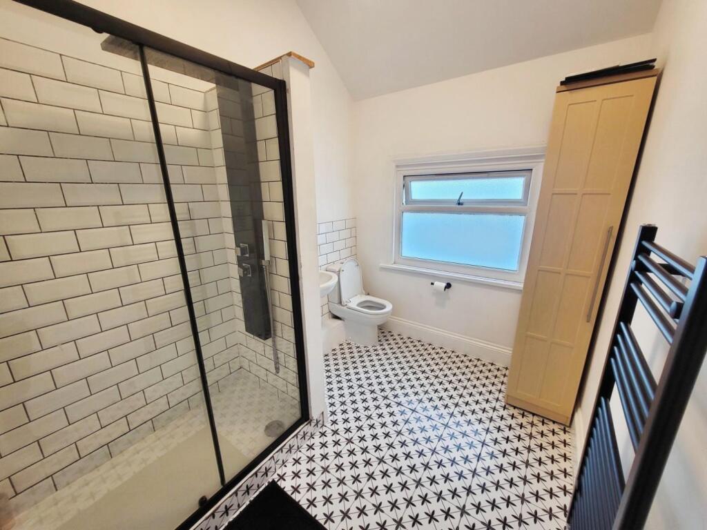 09354fa5-Shared 20Shower 20Room.jpg