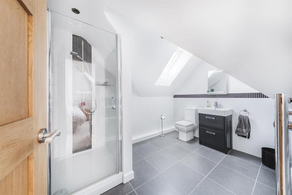 Well Appointed En-Suite Shower Room