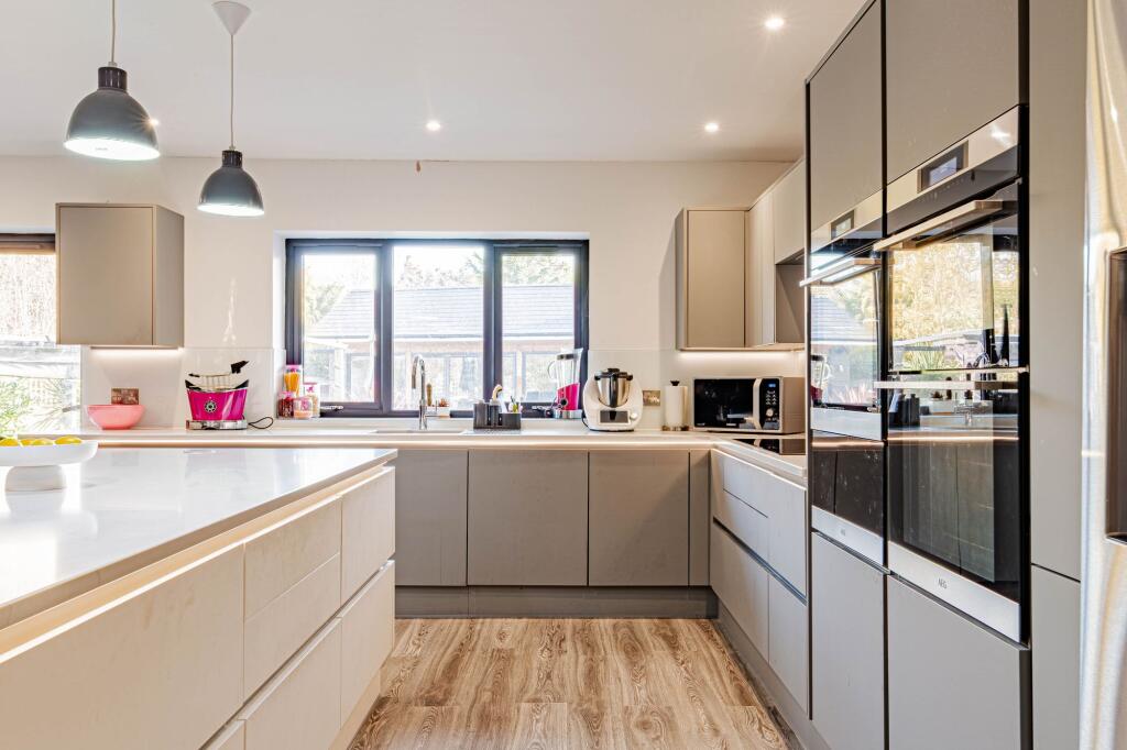 Kitchen/Dining Room (2)