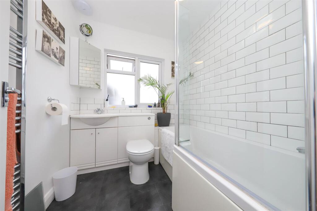 nicholas james neville ave bed ensuite_.jpg