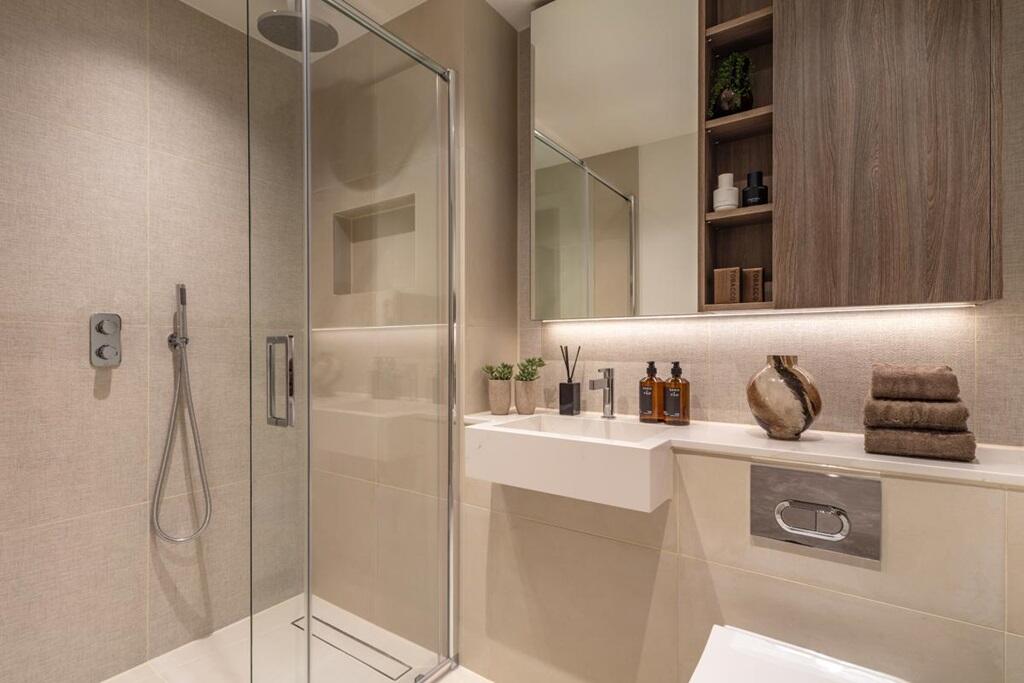 Ensuite to main bedroom