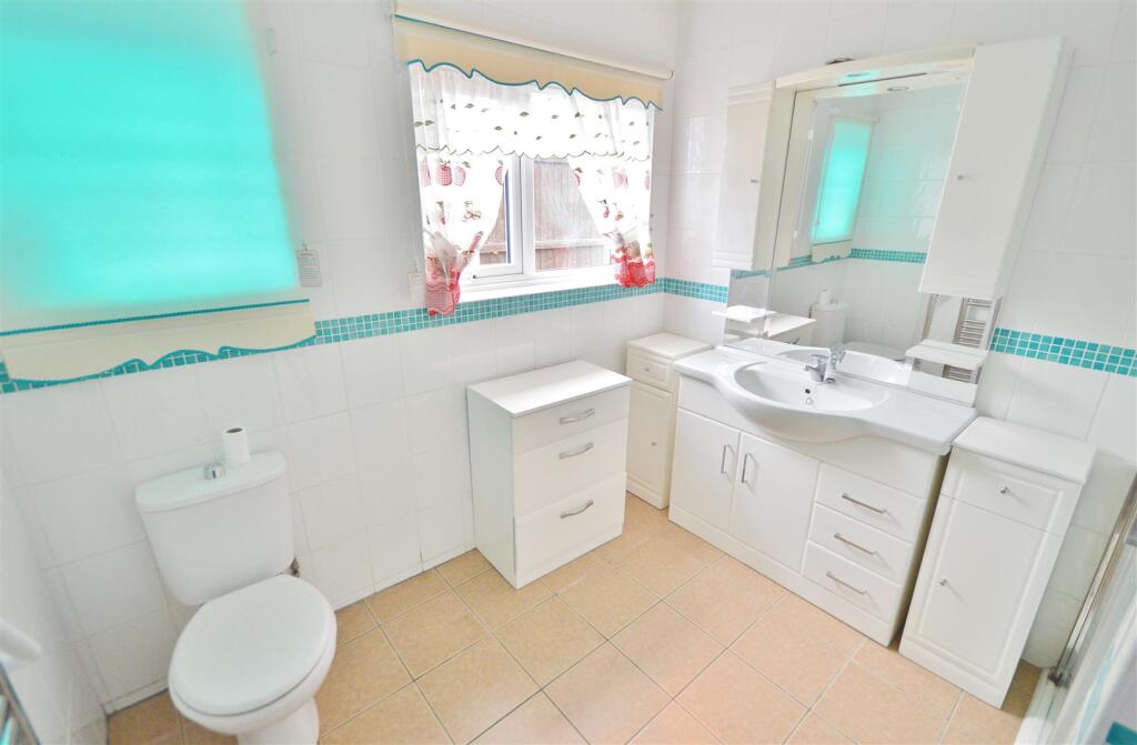 THREE PIECE SHOWER ROOM