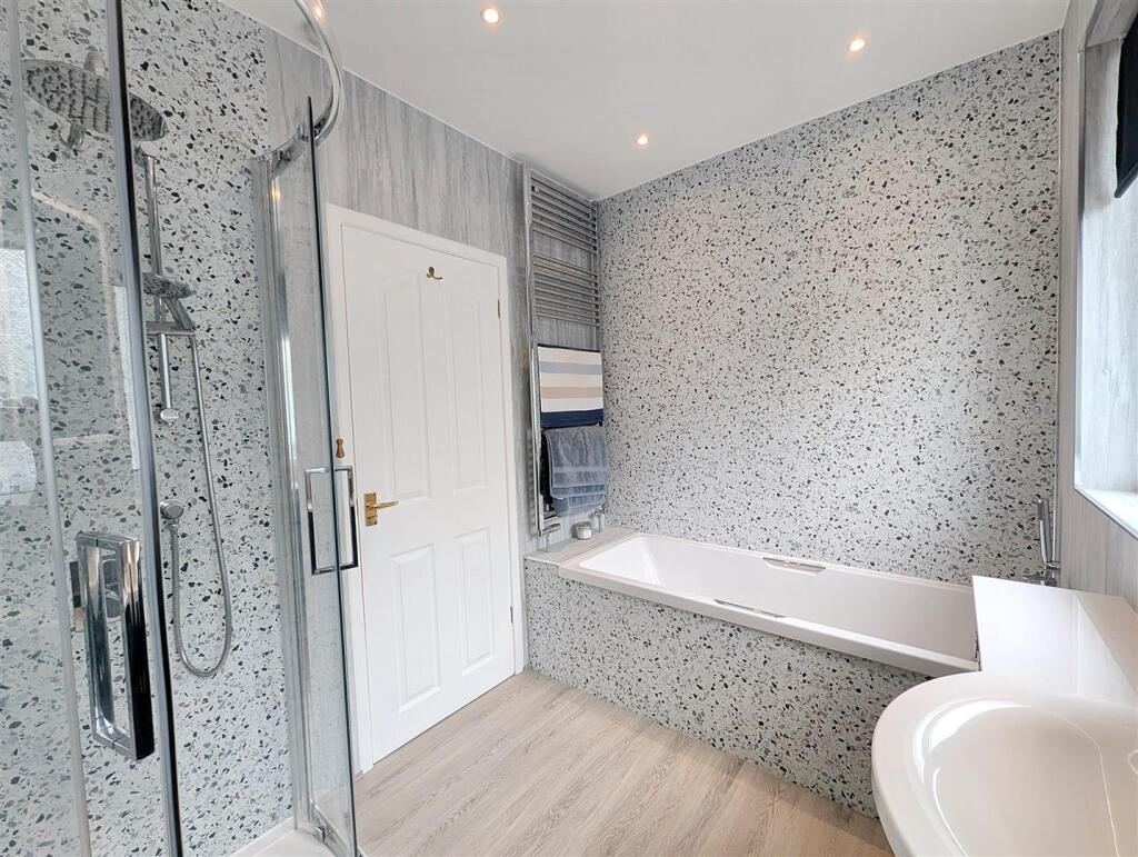 Bath/Shower Room