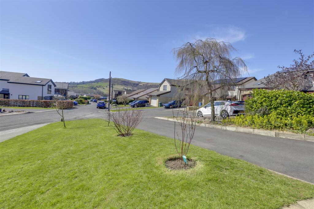 Front Garden &amp; Driveway