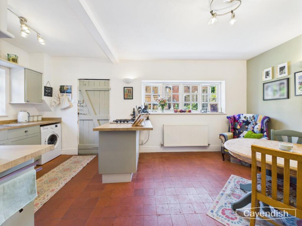 KITCHEN/DINING ROOM