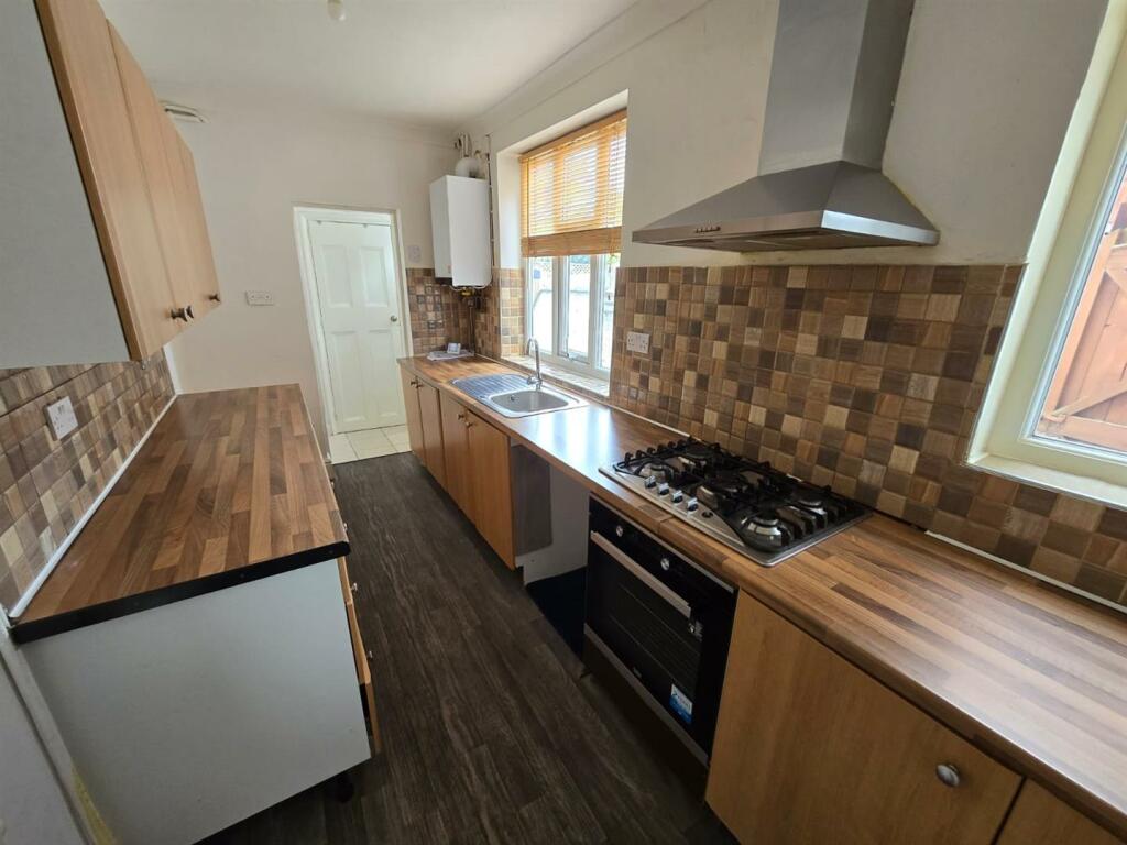 FITTED KITCHEN