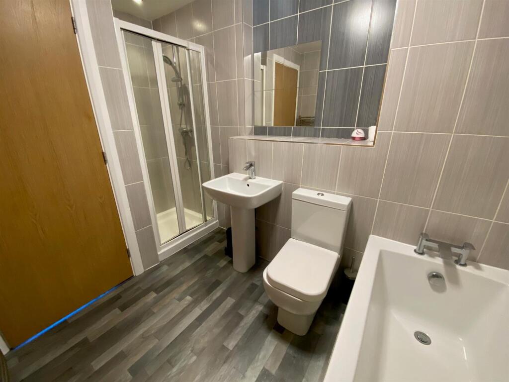 SHOWER ROOM.jpg