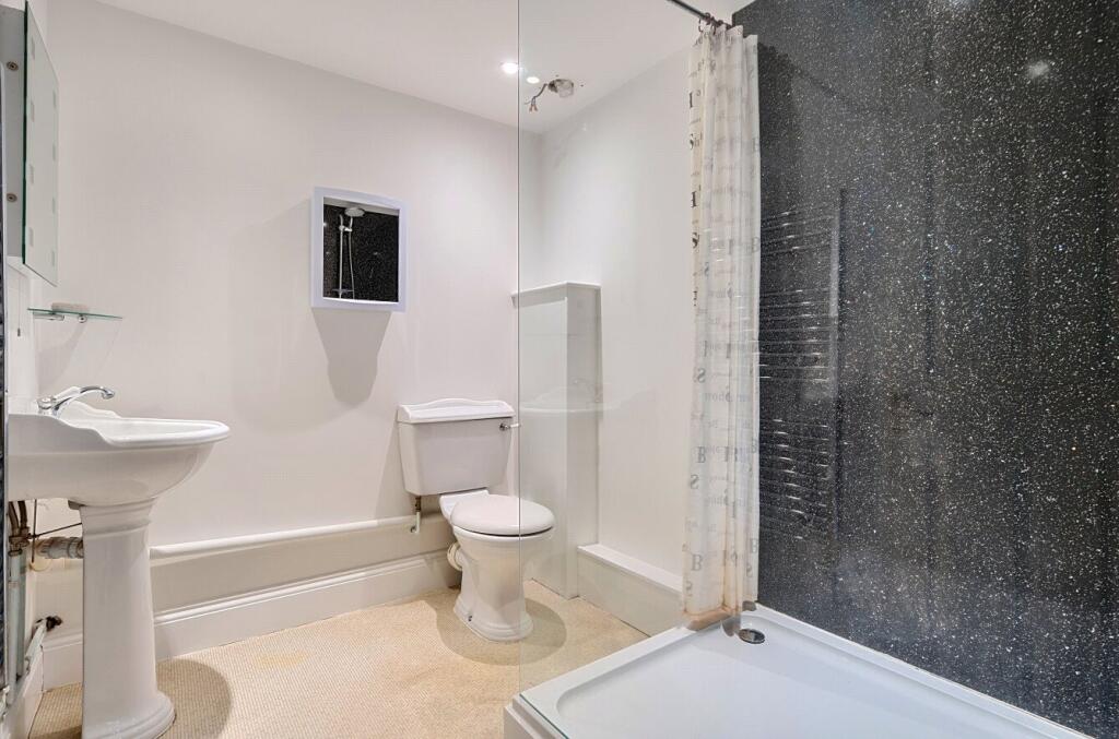 Lower Floor En-Suite