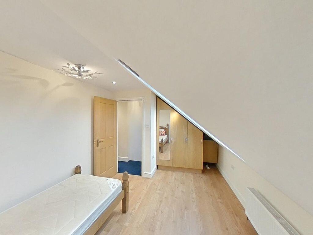 Bannister close (...