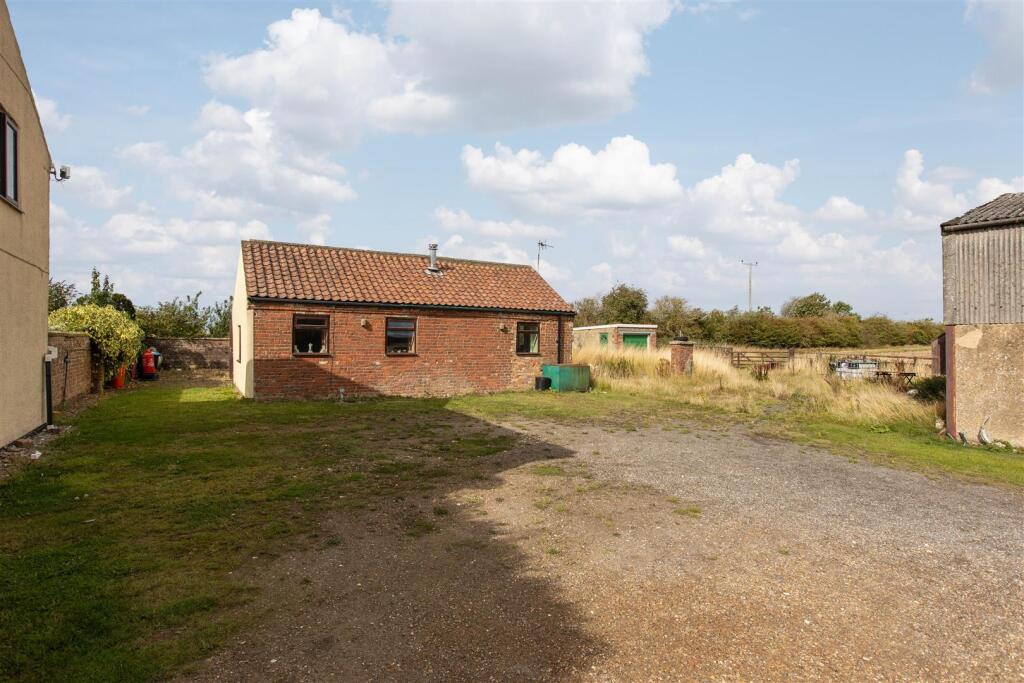 East Farm Barn External-3.jpg