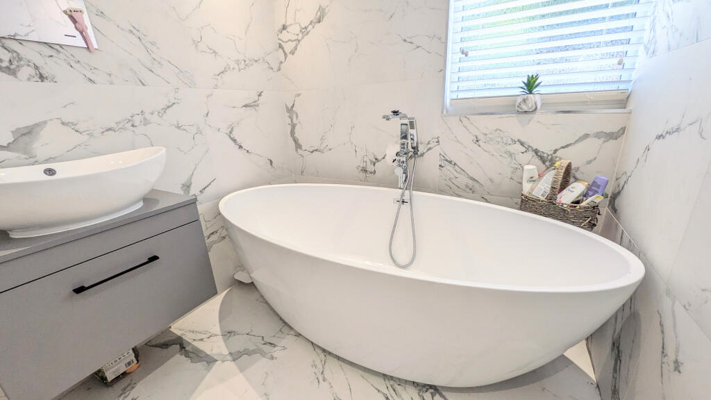 PXL_20250822_130154026.MP~2