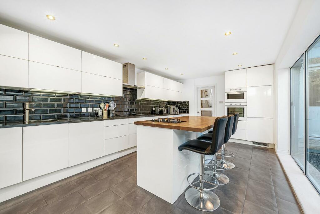 Kitchen (1).JPG