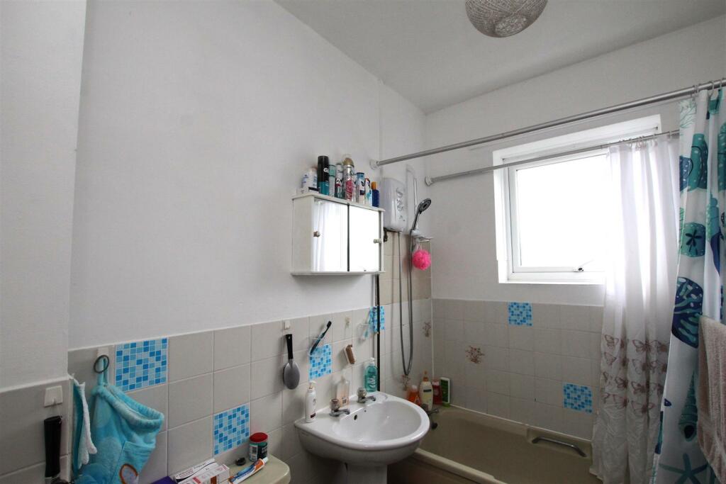 Willingham Court - FFF - Bathroom.JPG