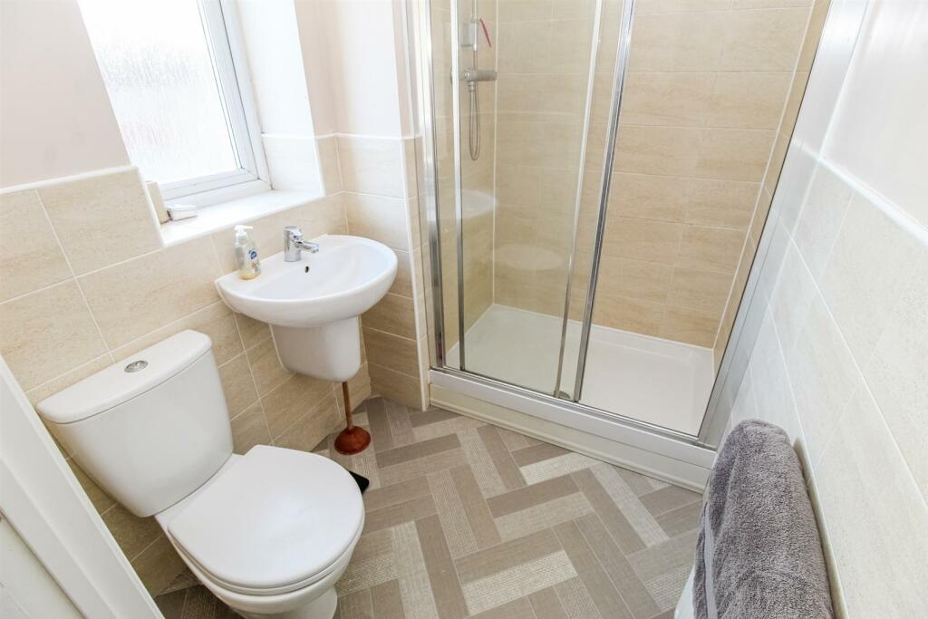 EN SUITE SHOWER ROOM/W.C.