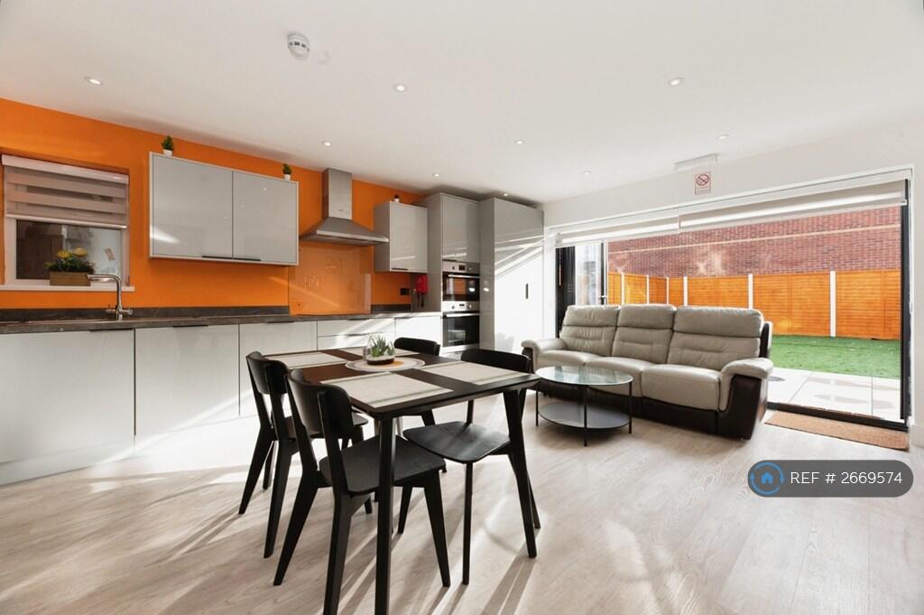 Kitchen / Living Area 