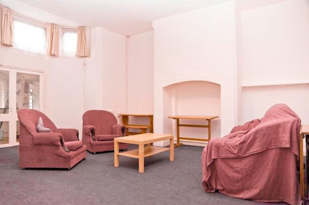 A spacious and inviting large modern living roo...