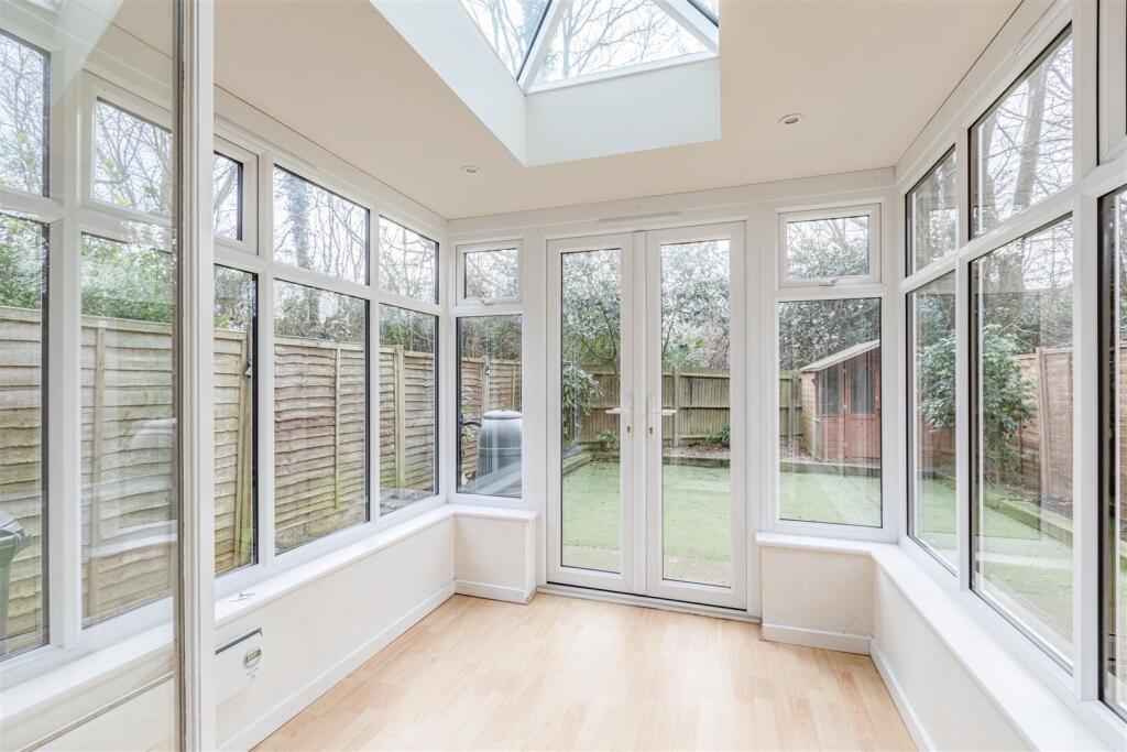 45 Viscount Gardens, KT14 6HE - 7.jpg