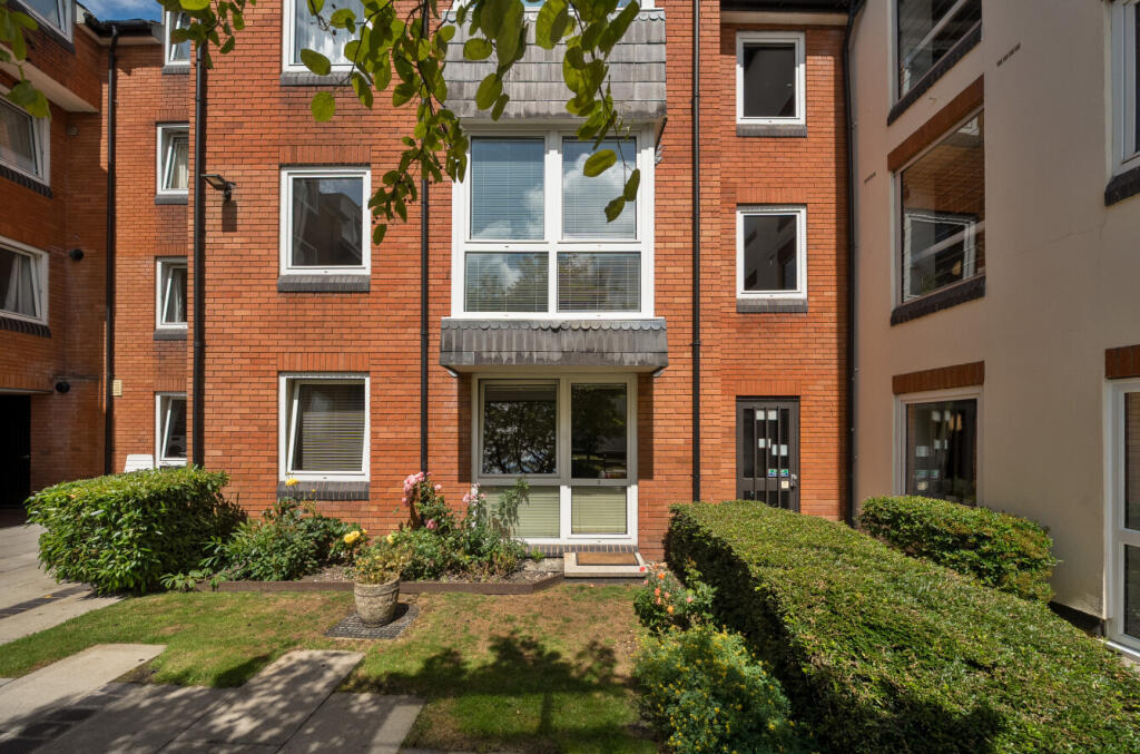 1316292-4-685d3af...