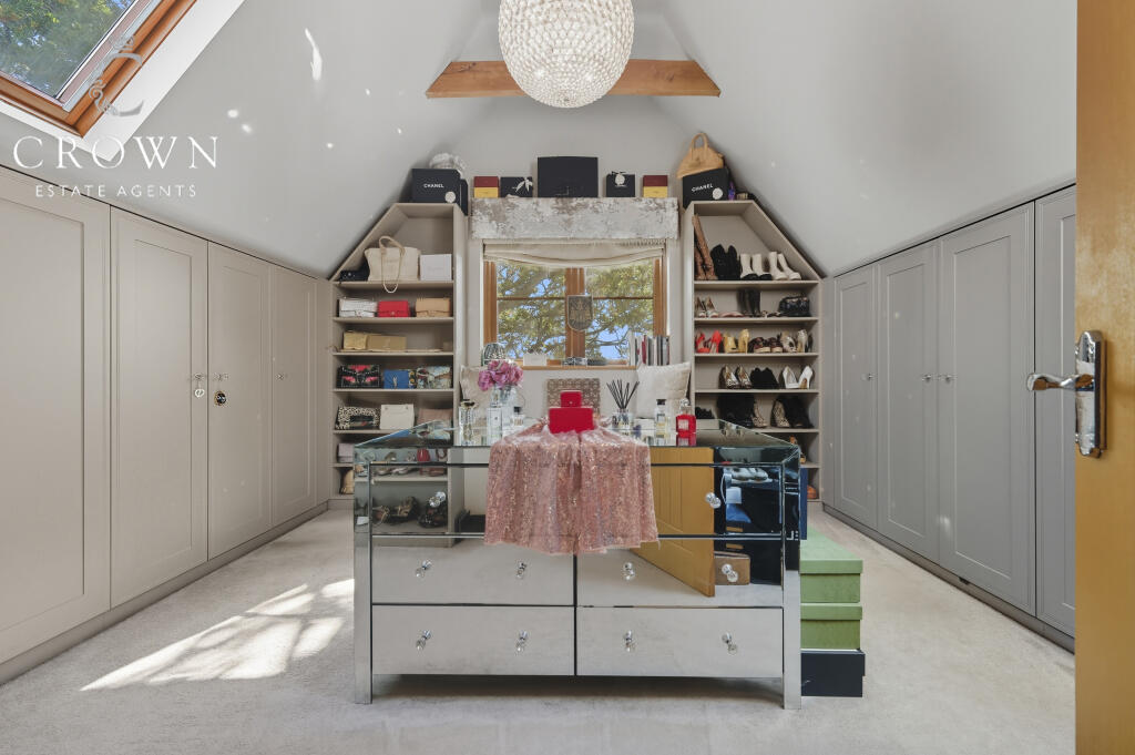 Fully fitted dressing room to Master Suite