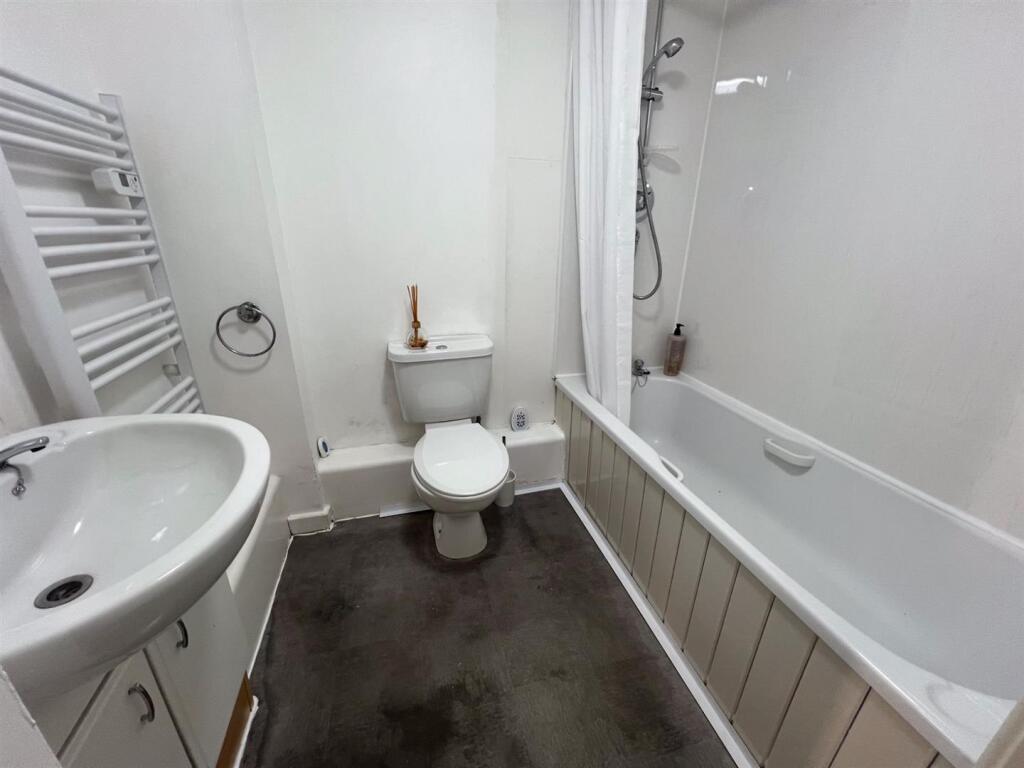 20-Clough-Close-Bathroom.jpg